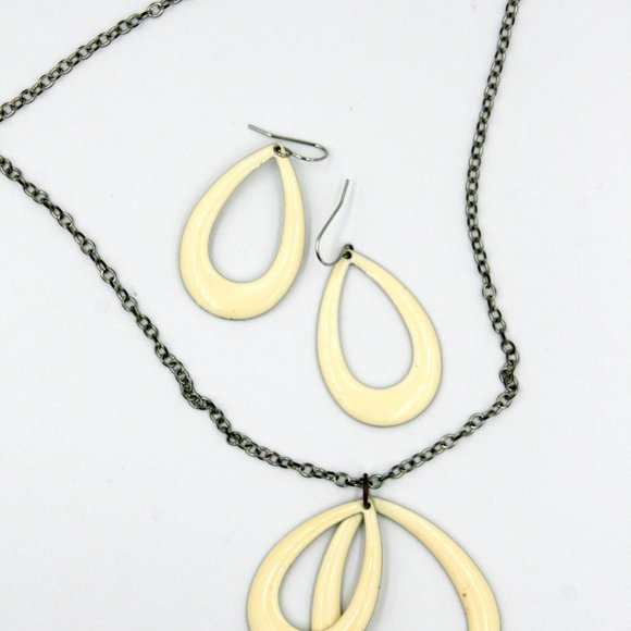 Cream Colored Oval Silver Necklace & Earring Set - Picture 4 of 5